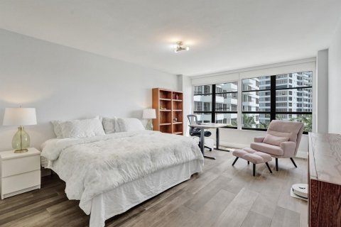 Condo in Hallandale Beach, Florida, 2 bedrooms  № 2240559 - photo 18
