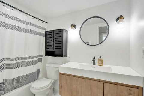 Condo in Hallandale Beach, Florida, 2 bedrooms  № 2240559 - photo 17