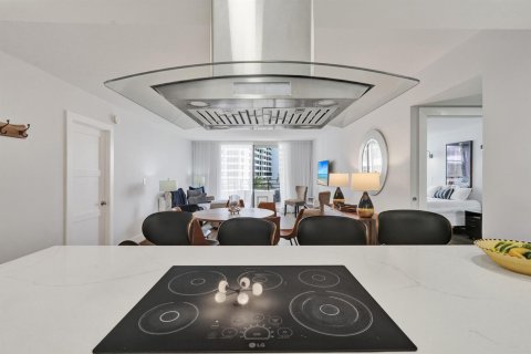 Condo in Hallandale Beach, Florida, 2 bedrooms  № 2240559 - photo 7