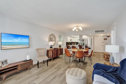 Condo in Hallandale Beach, Florida, 2 bedrooms  № 2240559 - photo 11