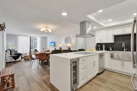 Condo in Hallandale Beach, Florida, 2 bedrooms  № 2240559 - photo 4