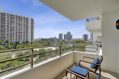 Condo in Hallandale Beach, Florida, 2 bedrooms № 2240559