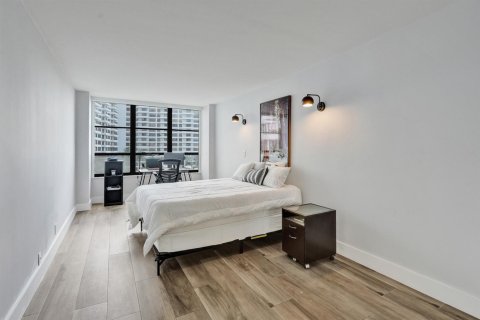 Condo in Hallandale Beach, Florida, 2 bedrooms  № 2240559 - photo 24