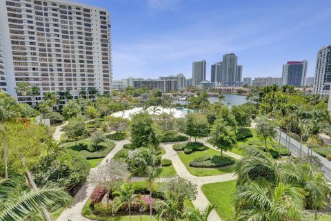 Condo in Hallandale Beach, Florida, 2 bedrooms  № 2240559 - photo 15