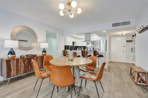 Condo in Hallandale Beach, Florida, 2 bedrooms  № 2240559 - photo 10