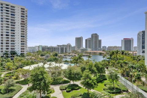 Condo in Hallandale Beach, Florida, 2 bedrooms  № 2240559 - photo 16