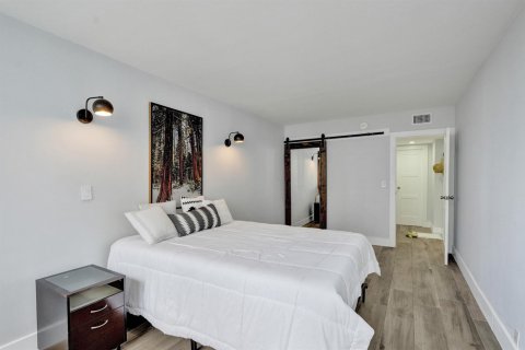 Condo in Hallandale Beach, Florida, 2 bedrooms  № 2240559 - photo 25