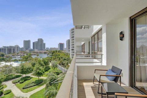 Condo in Hallandale Beach, Florida, 2 bedrooms  № 2240559 - photo 14