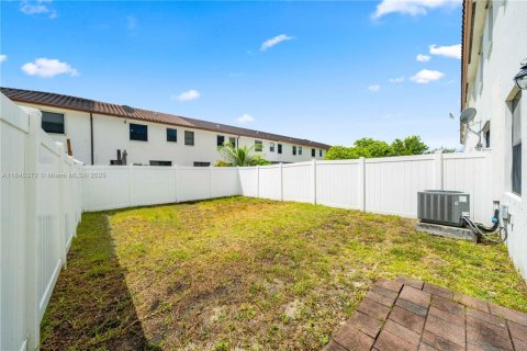 Touwnhouse à louer à Hialeah, Floride: 4 chambres, 172.98 m2 № 1940558 - photo 3