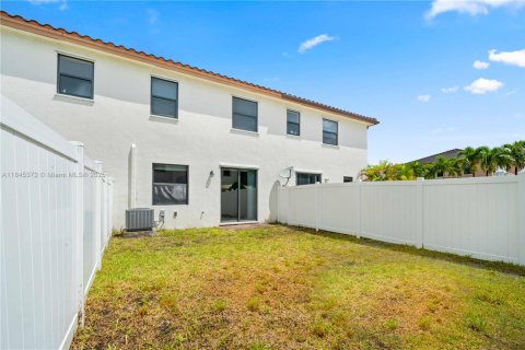 Touwnhouse à louer à Hialeah, Floride: 4 chambres, 172.98 m2 № 1940558 - photo 4
