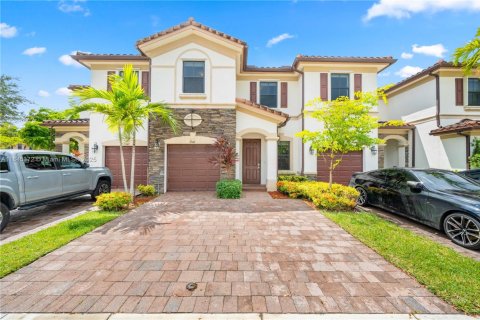 Touwnhouse à louer à Hialeah, Floride: 4 chambres, 172.98 m2 № 1940558 - photo 1
