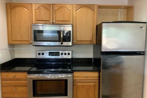 Снять в аренду кондоминиум в Дорал, Флорида 1 спальня, 65.96м2, № 1941068 - фото 1