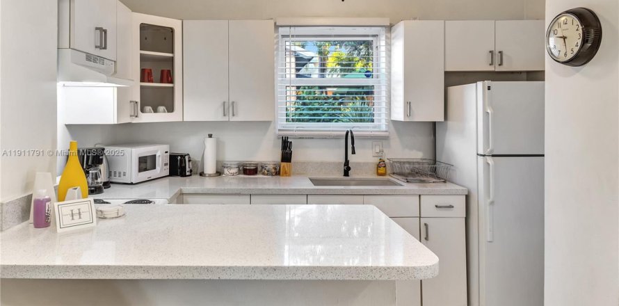 Commercial property in Hollywood, Florida 94.85 sq.m. № 1967607