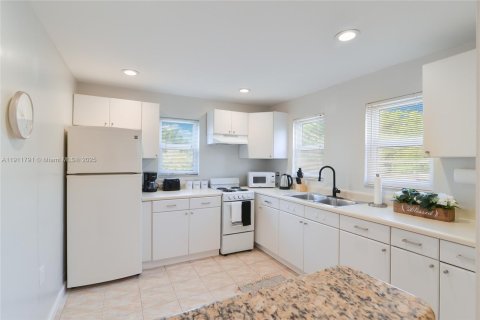 Commercial property in Hollywood, Florida 94.85 sq.m. № 1967607 - photo 4