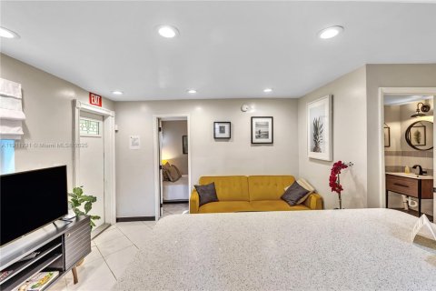 Commercial property in Hollywood, Florida 94.85 sq.m. № 1967607 - photo 10