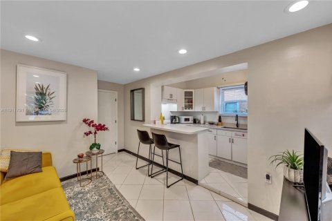 Commercial property in Hollywood, Florida 94.85 sq.m. № 1967607 - photo 11