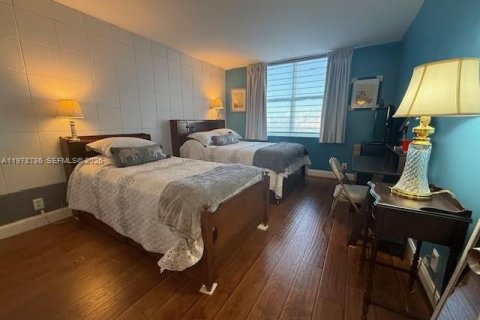 Condo in Hallandale Beach, Florida, 2 bedrooms № 2047472 - photo 16