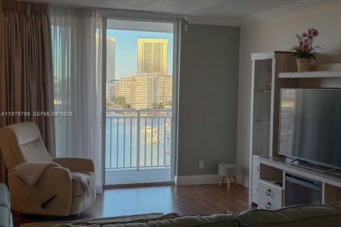Condo in Hallandale Beach, Florida, 2 bedrooms № 2047472 - photo 8