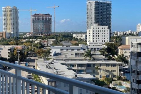 Condo in Hallandale Beach, Florida, 2 bedrooms № 2047472 - photo 23