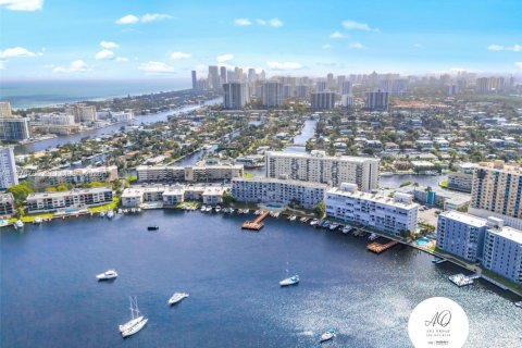 Condo in Hallandale Beach, Florida, 2 bedrooms № 2047472 - photo 24