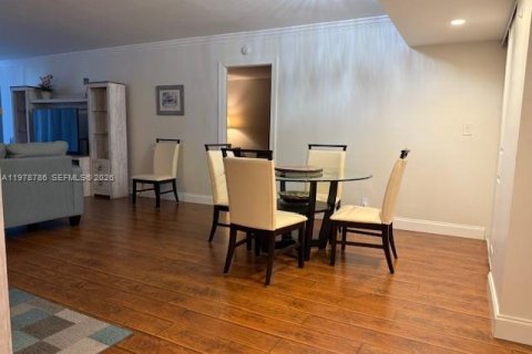 Condo in Hallandale Beach, Florida, 2 bedrooms № 2047472 - photo 10