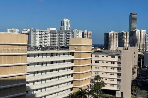 Condo in Hallandale Beach, Florida, 2 bedrooms № 2047472 - photo 20