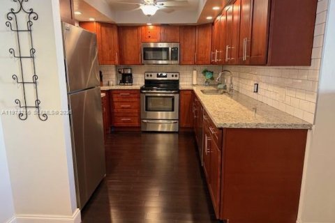 Condo in Hallandale Beach, Florida, 2 bedrooms № 2047472 - photo 9