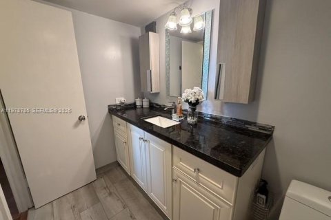 Condo in Hallandale Beach, Florida, 2 bedrooms № 2047472 - photo 17