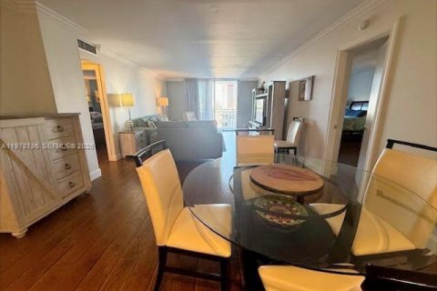 Condo in Hallandale Beach, Florida, 2 bedrooms № 2047472 - photo 6