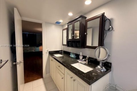 Condo in Hallandale Beach, Florida, 2 bedrooms № 2047472 - photo 14