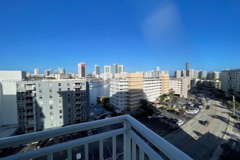 Condo in Hallandale Beach, Florida, 2 bedrooms № 2047472 - photo 2