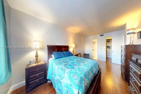 Condo in Hallandale Beach, Florida, 2 bedrooms № 2047472 - photo 11