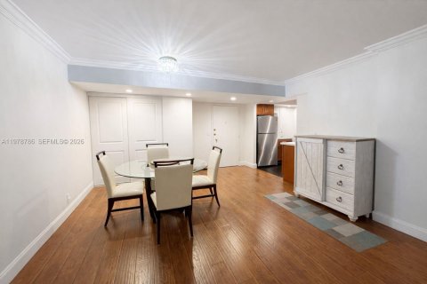 Condo in Hallandale Beach, Florida, 2 bedrooms № 2047472 - photo 5