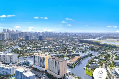 Condo in Hallandale Beach, Florida, 2 bedrooms  № 2047472