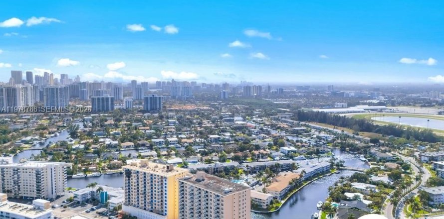 Condo in Hallandale Beach, Florida, 2 bedrooms № 2047472