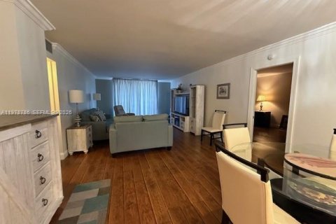Condo in Hallandale Beach, Florida, 2 bedrooms № 2047472 - photo 4