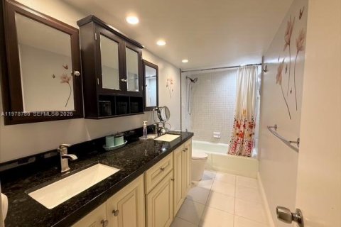 Condo in Hallandale Beach, Florida, 2 bedrooms № 2047472 - photo 13