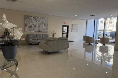 Condo in Hallandale Beach, Florida, 2 bedrooms № 2047472 - photo 19