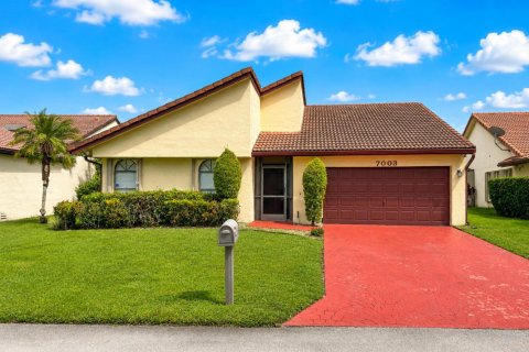 House in Tamarac, Florida 3 bedrooms, 212.37 sq.m. № 2275216