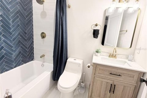 House in Tampa, Florida 3 bedrooms, 146.04 sq.m. № 2400291 - photo 12