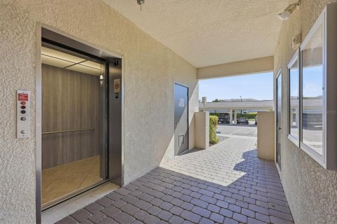 Copropriété à vendre à Bradenton, Floride: 2 chambres, 104.14 m2 № 2418772 - photo 2