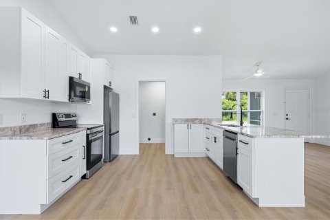 Купить виллу или дом в Пунта-Горда, Флорида 4 комнаты, 130.99м2, № 2323041 - фото 9