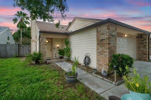 Duplex in Orlando, Florida 3 bedrooms, 130.71 sq.m. № 1911656 - photo 1