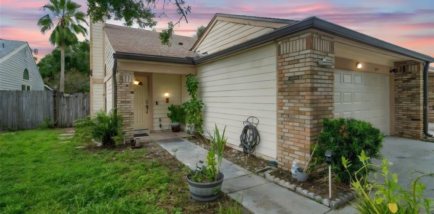 Duplex in Orlando, Florida 3 bedrooms, 130.71 sq.m. № 1911656