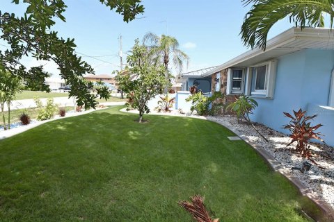 House in Port Charlotte, Florida 3 bedrooms, 208.38 sq.m. № 2149498 - photo 8