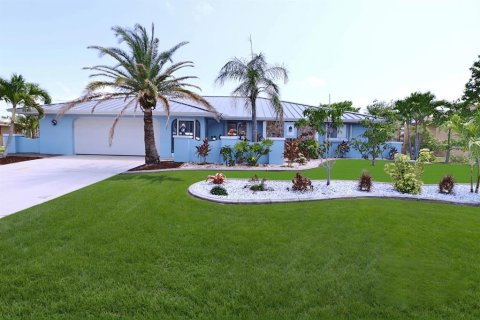 House in Port Charlotte, Florida 3 bedrooms, 208.38 sq.m. № 2149498 - photo 2