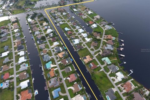 House in Port Charlotte, Florida 3 bedrooms, 208.38 sq.m. № 2149498 - photo 6