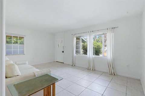 House in Sarasota, Florida 3 bedrooms, 121.33 sq.m. № 2133809 - photo 10