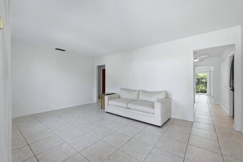 House in Sarasota, Florida 3 bedrooms, 121.33 sq.m. № 2133809 - photo 12