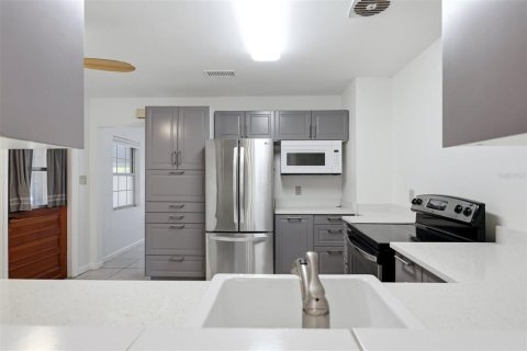 House in Sarasota, Florida 3 bedrooms, 121.33 sq.m. № 2133809 - photo 6